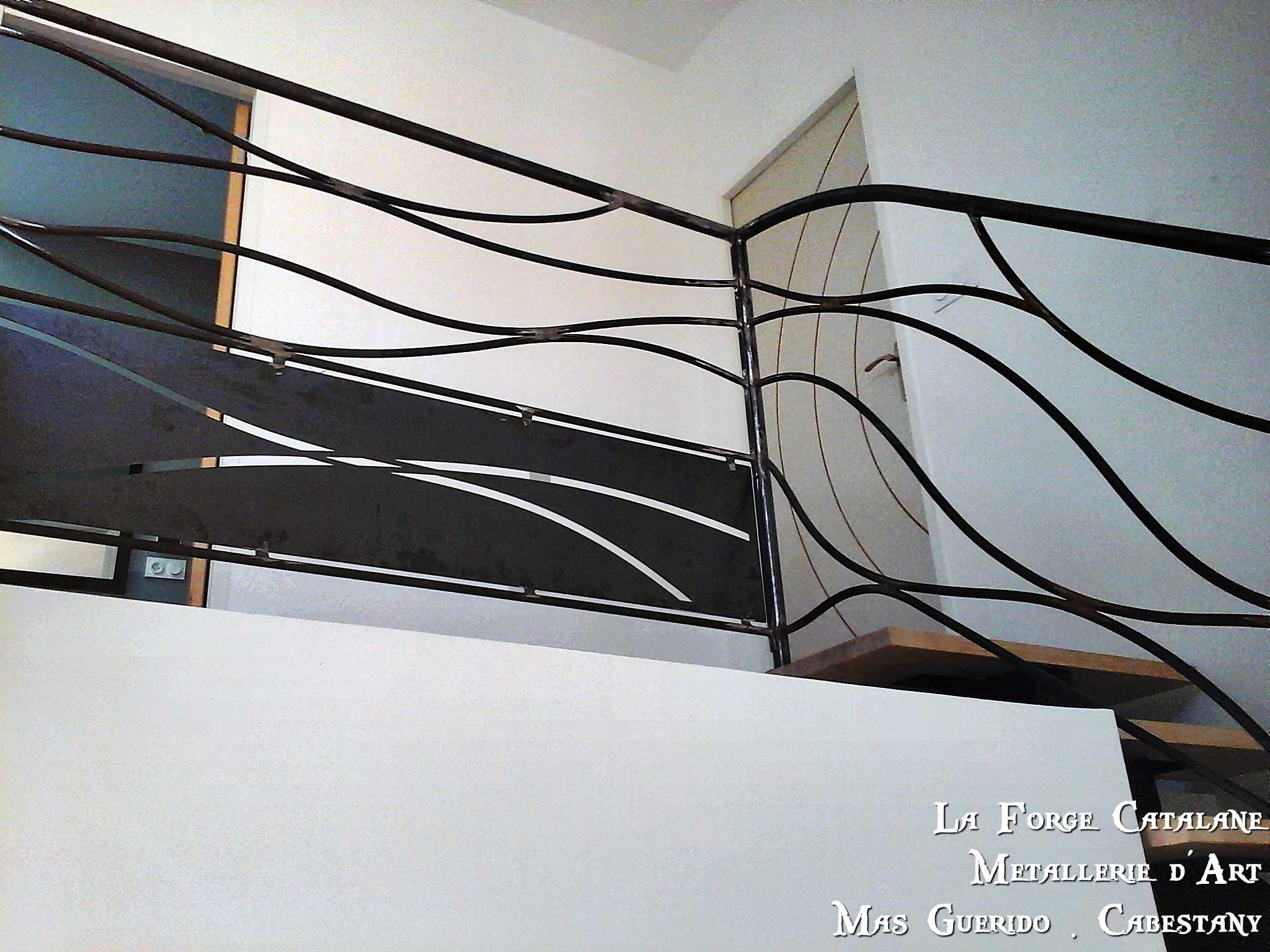 detail escalier limon central fer tube marche bois quart tournant forge catalane cabestany.jpg